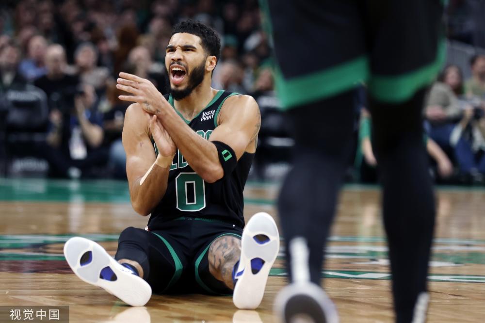 荷媒：新赛季荷兰联赛将实行新规，球童不得将球直接交给场上球员.